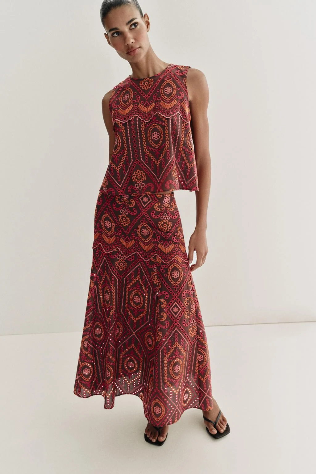 Набор: топ с вырезной вышивкой