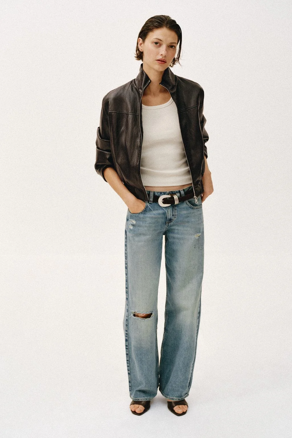 Укороченная куртка-бомбер с эффектом кожи