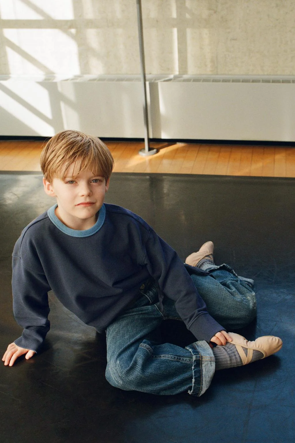 Джинсы свободного кроя с подворотом на манжете — Мов.01