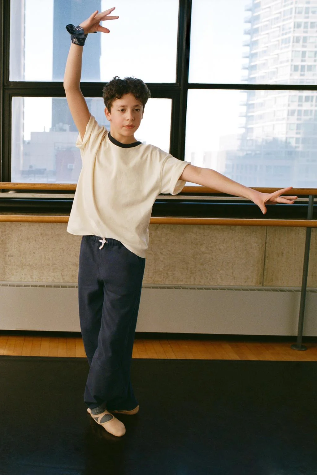 Прямые брюки с вырезами — Мов.01