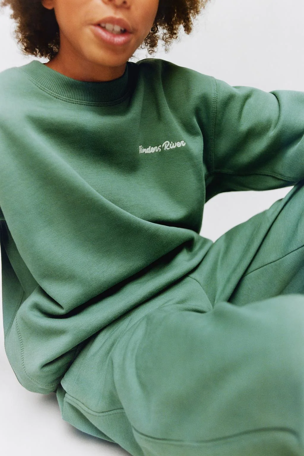 Комплект: свитшот с вышивкой текста и джоггеры — Комплекты