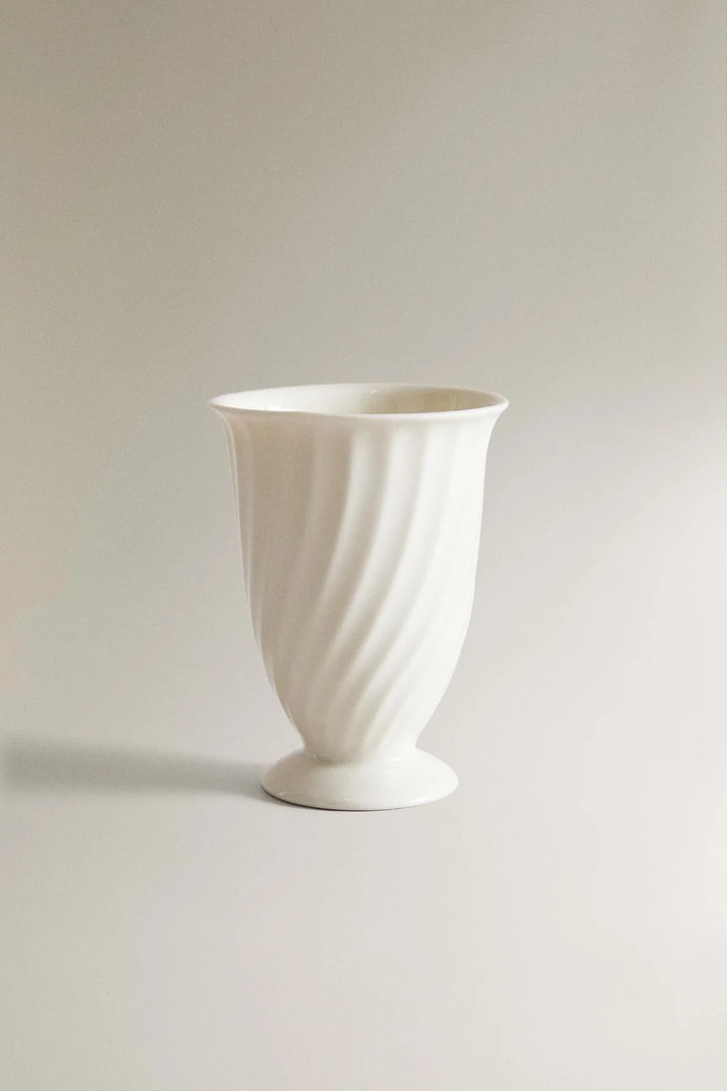 Керамический органайзер для зубных щеток с рельефом — Аксессуары для ванной