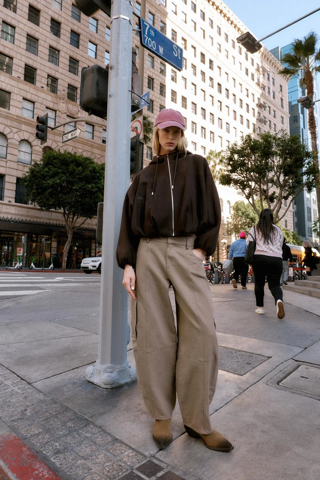 Куртка-бомбер оверсайз мягкая с капюшоном