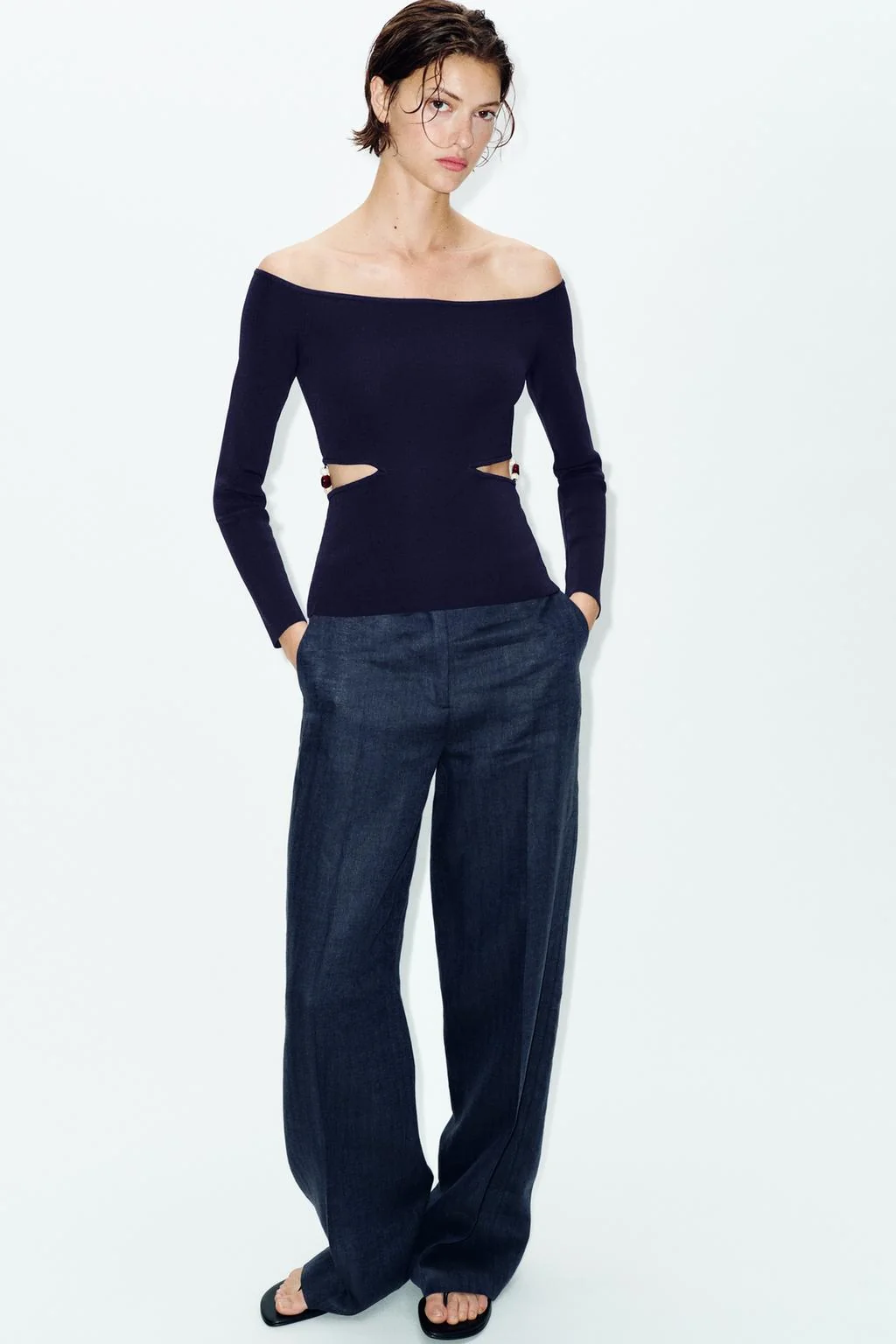 Трикотажный топ с вырезами и бисером