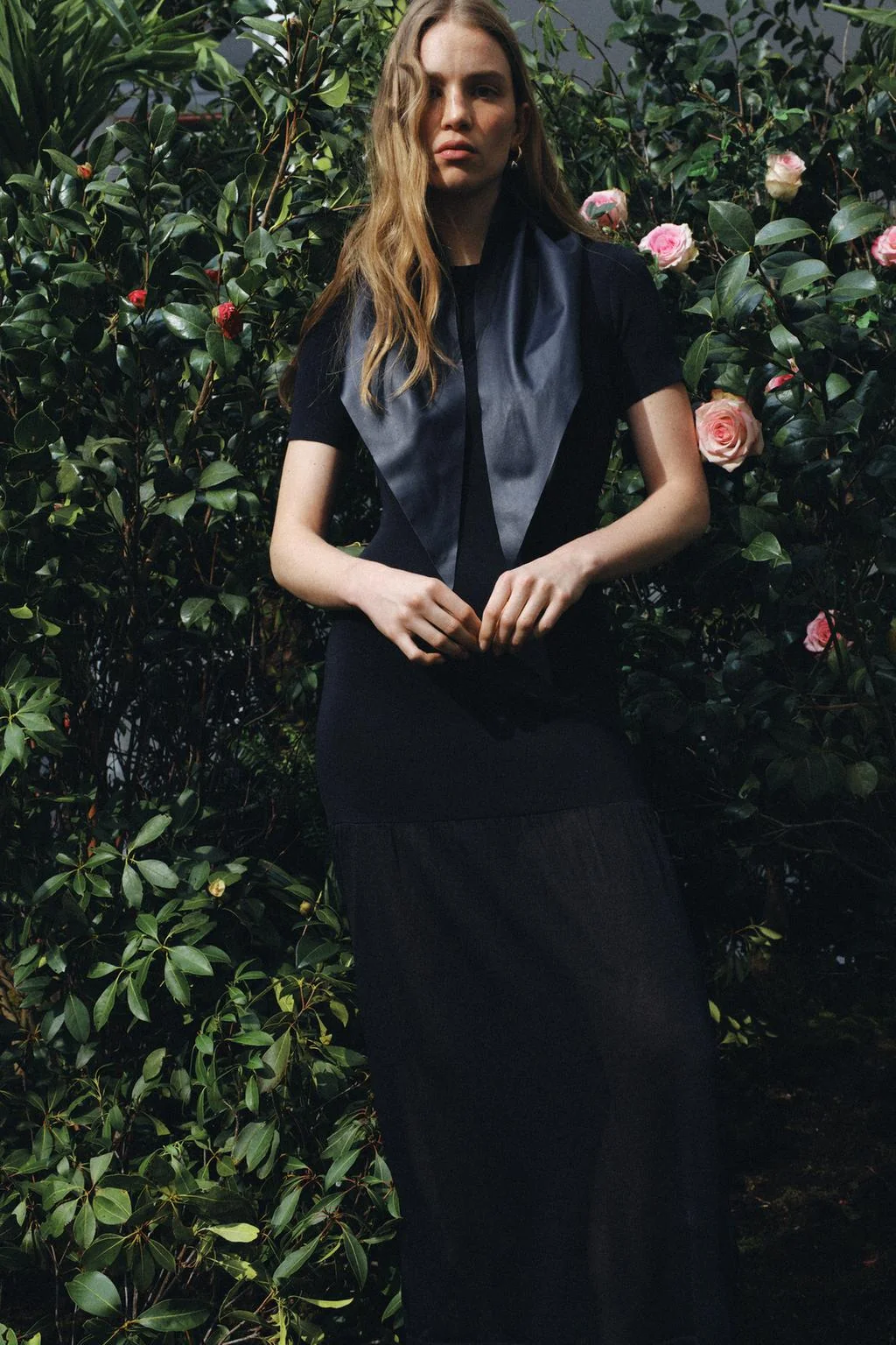 Длинное трикотажное платье с деталями в тон