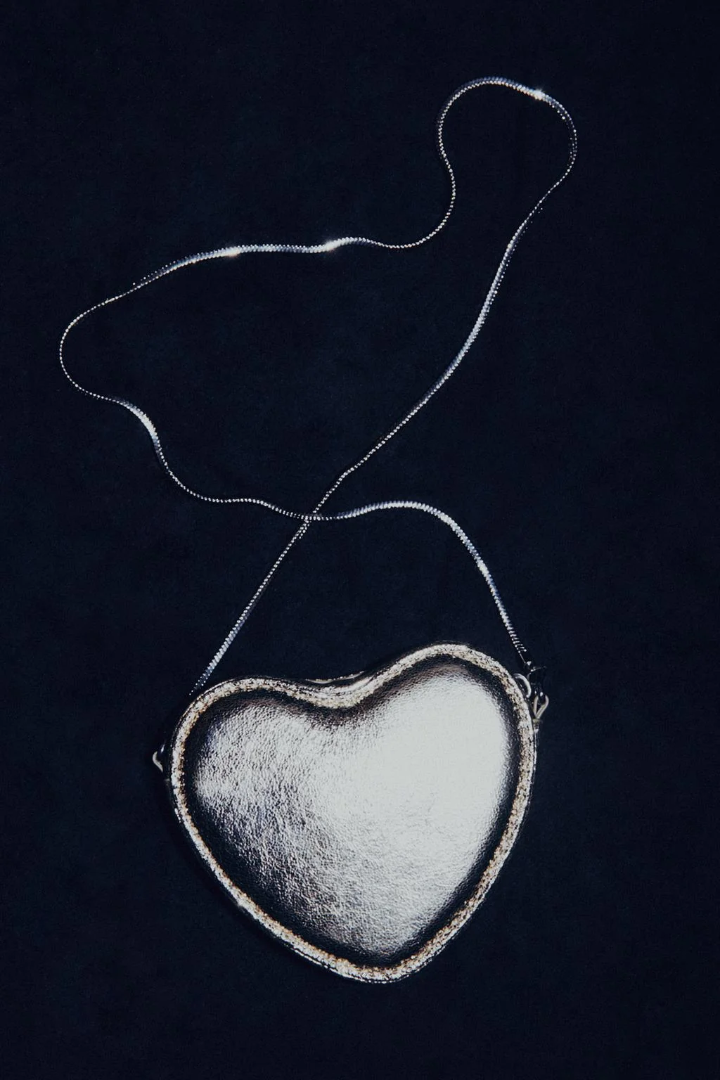 Сумка через плечо металлизированная с сердцем