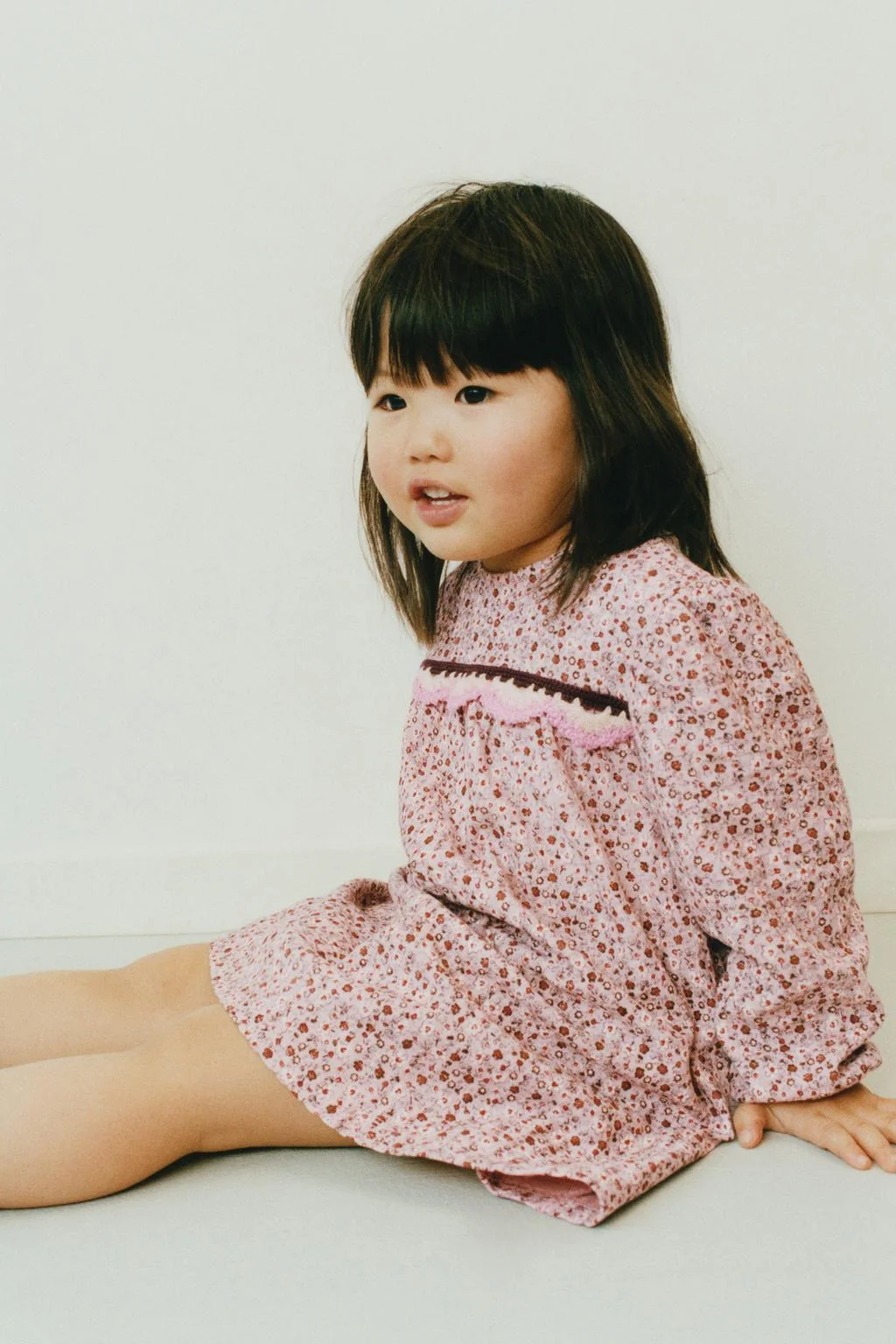 Вязаное крючком платье в цветочек