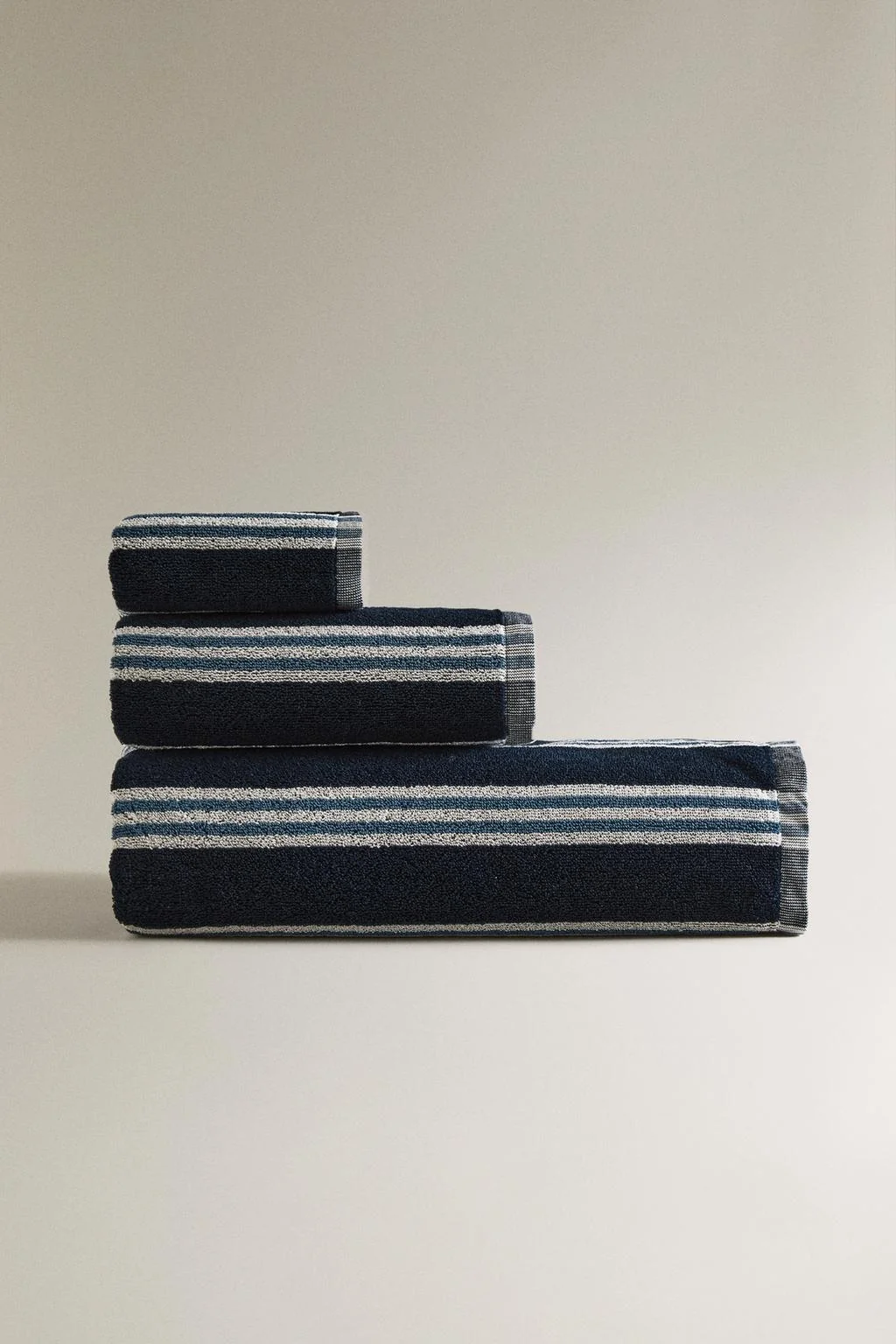 Полотенце для ванны с неровными полосками