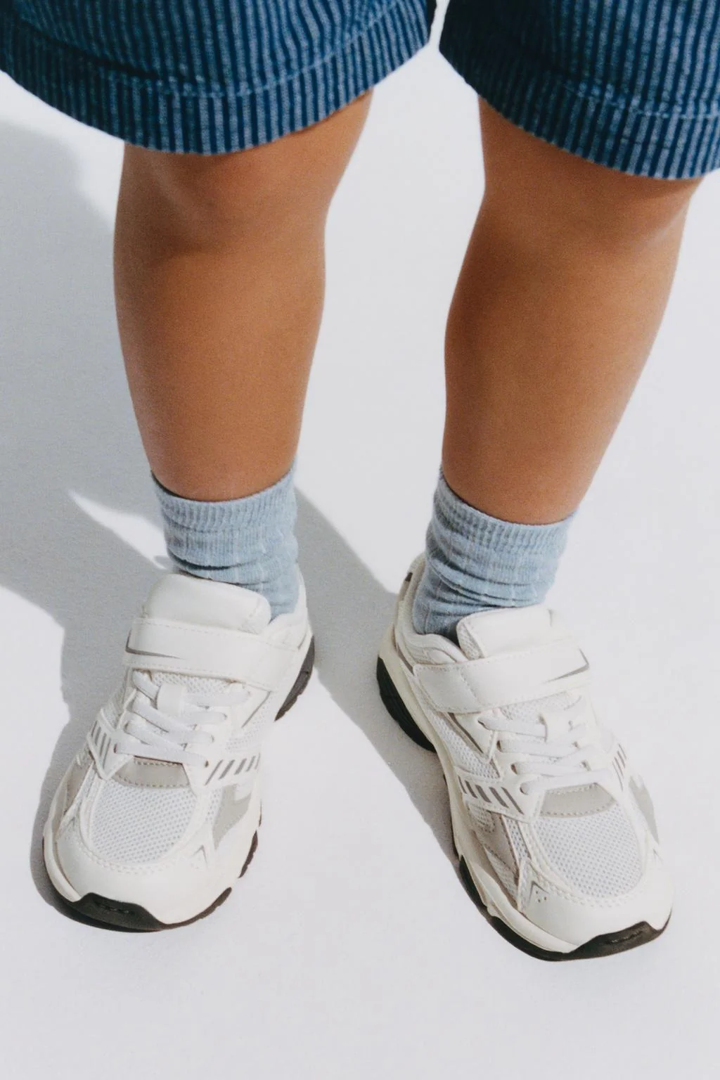 CONTRAST SNEAKERS