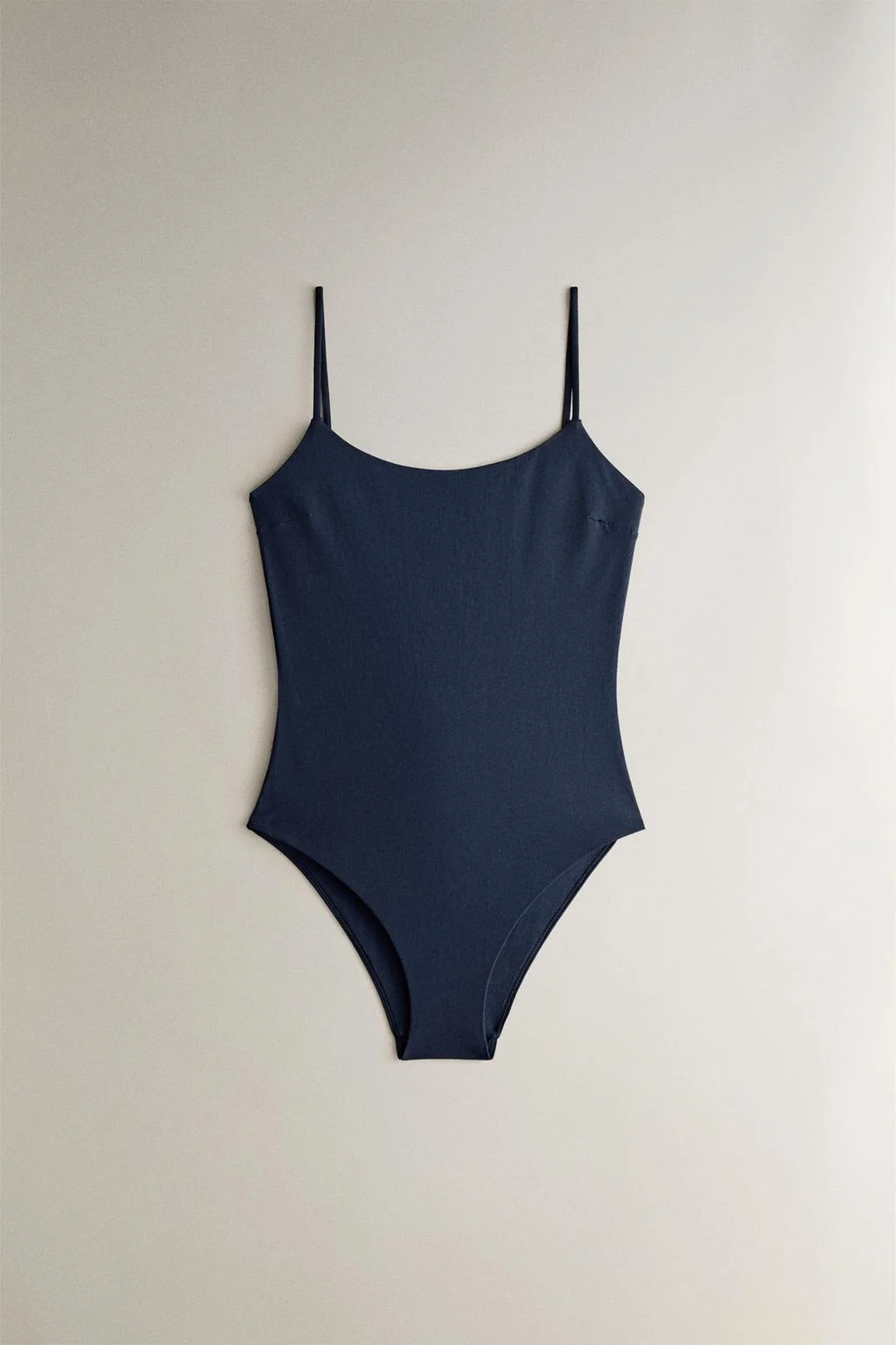 Пляжный купальник на тонких бретелях — Носки и пижамы