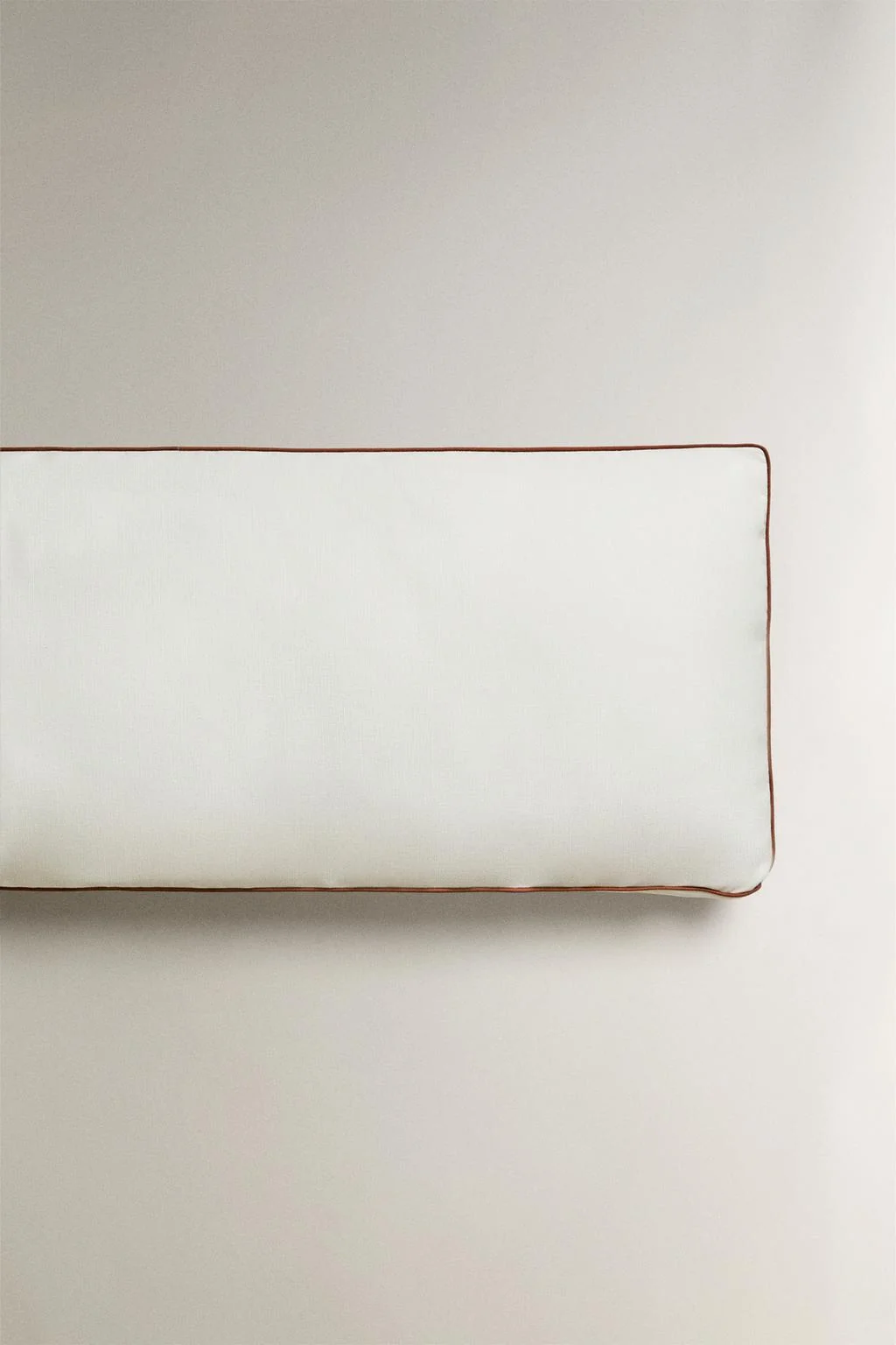 Скамейка с подушкой и окантовкой