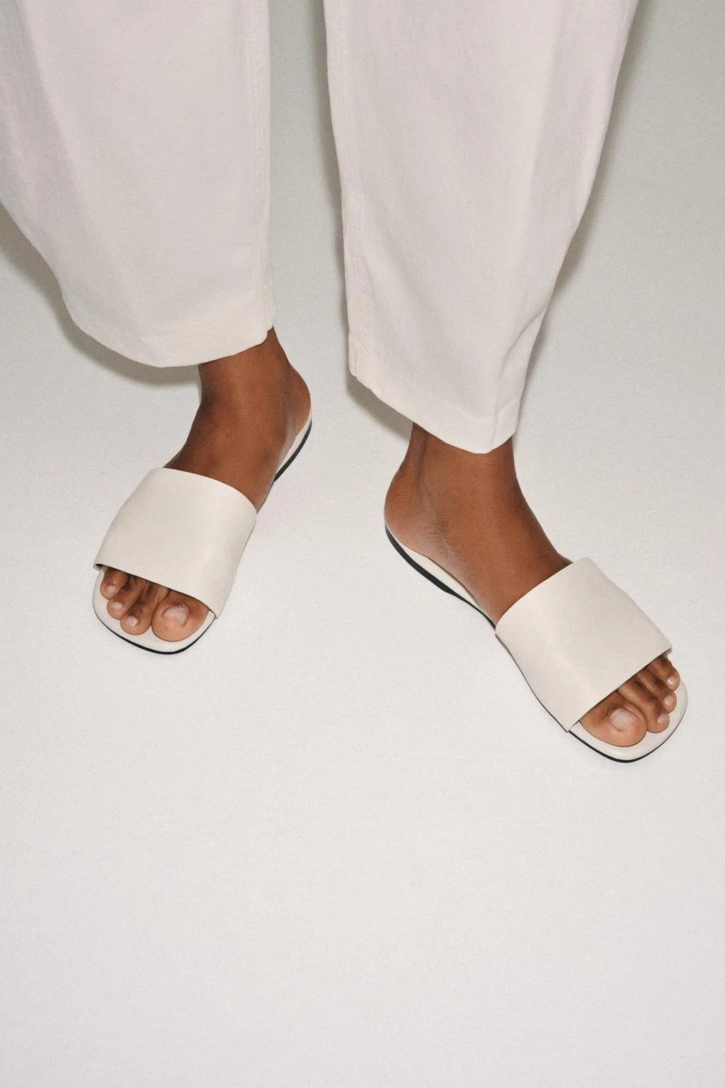 FLAT LEATHER SANDALS