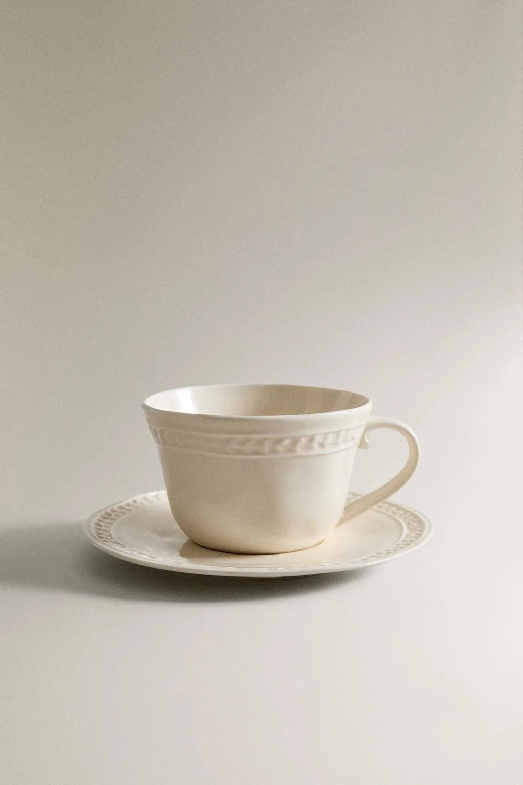 Чашка с блюдцем из каменной керамики с рельефом
