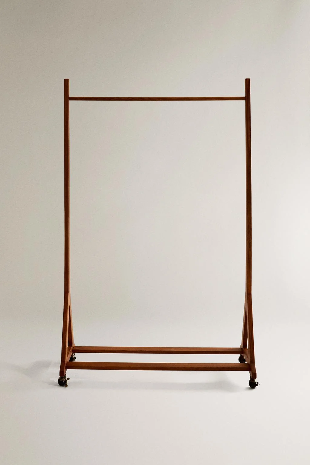 Вешалка для одежды из серого дерева — Гардероб