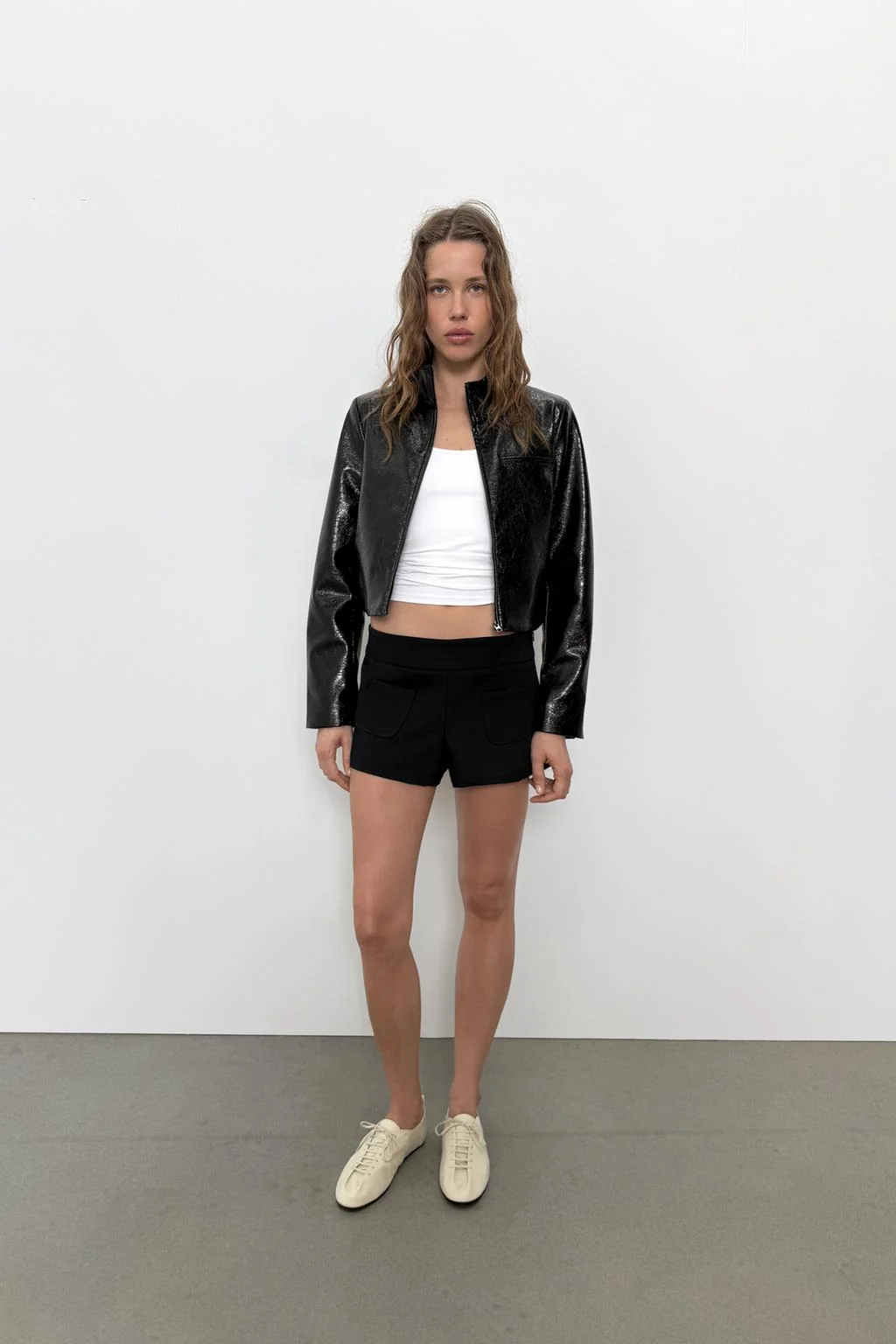 Короткая куртка с эффектом кожи