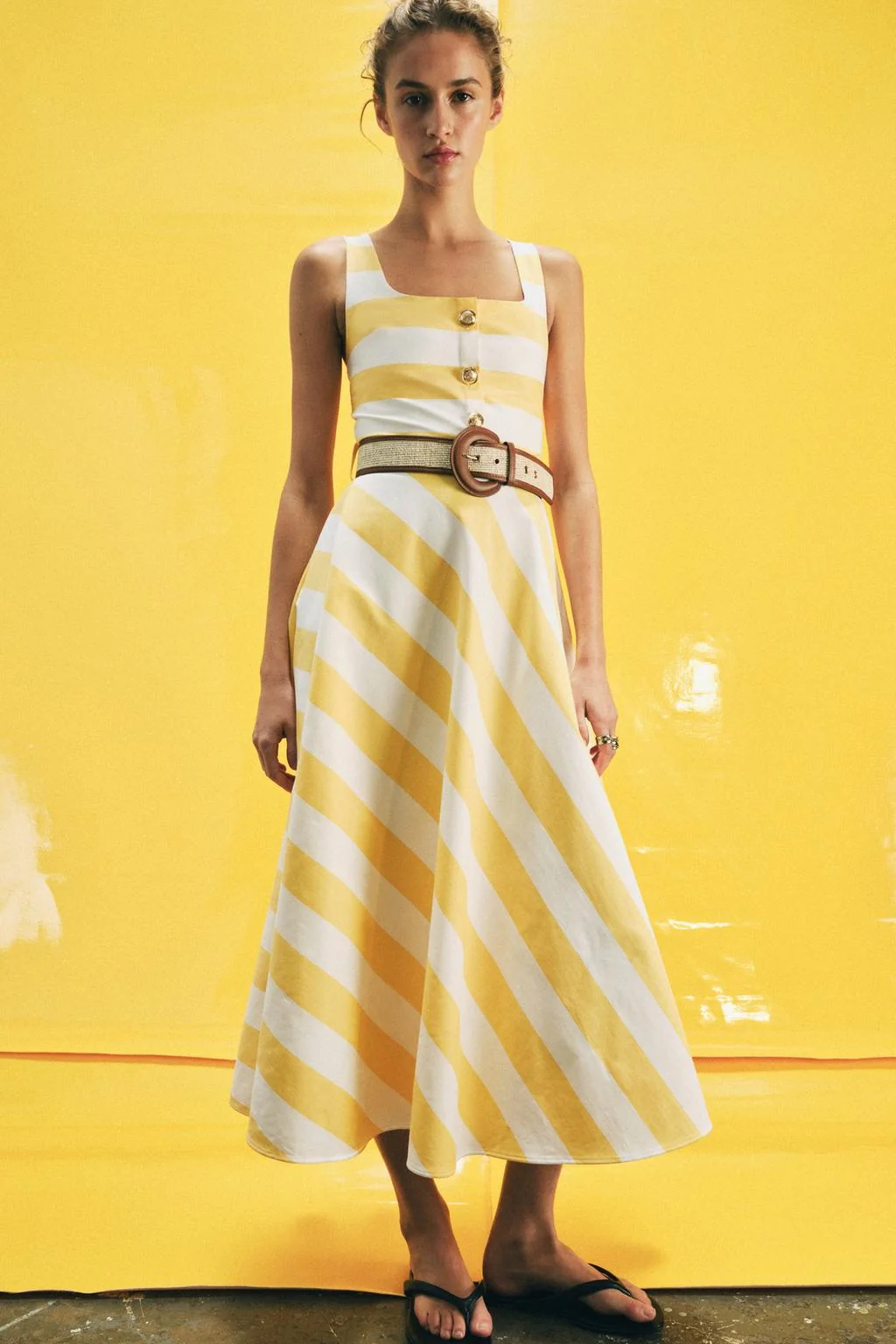 Полосатое миди-платье с поясом