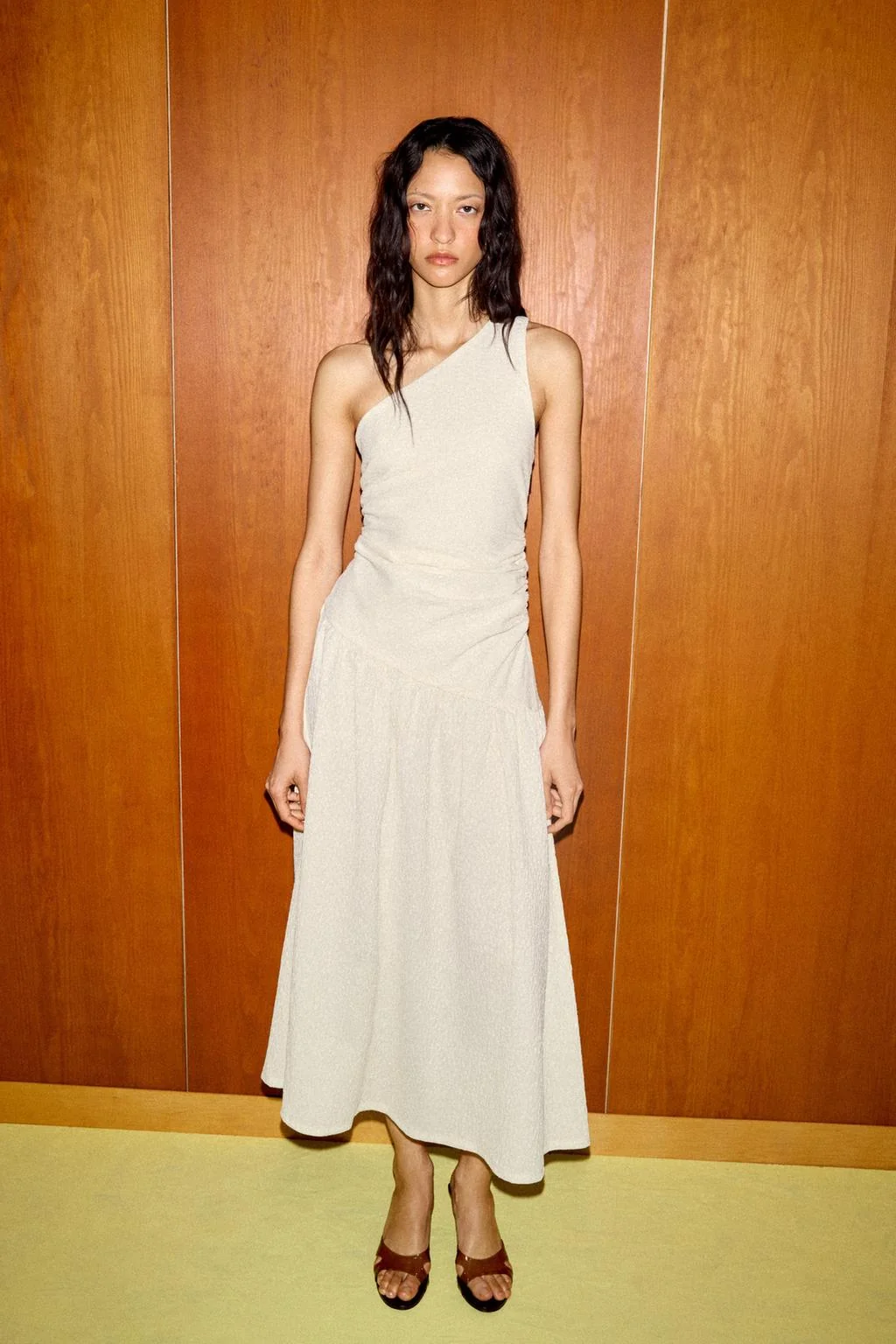 Фактурное асимметричное платье