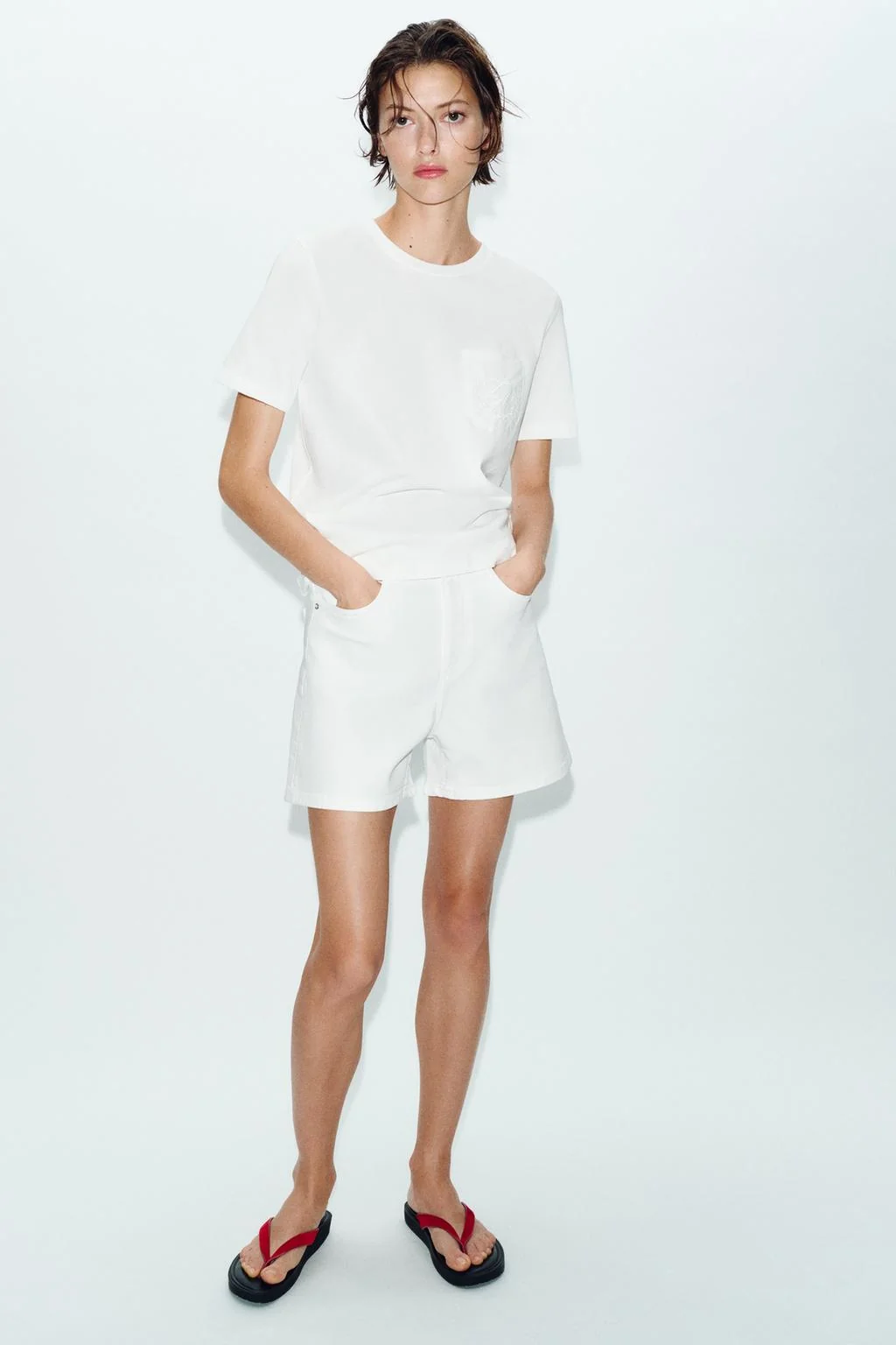 Футболка с вышитым карманом — Белый