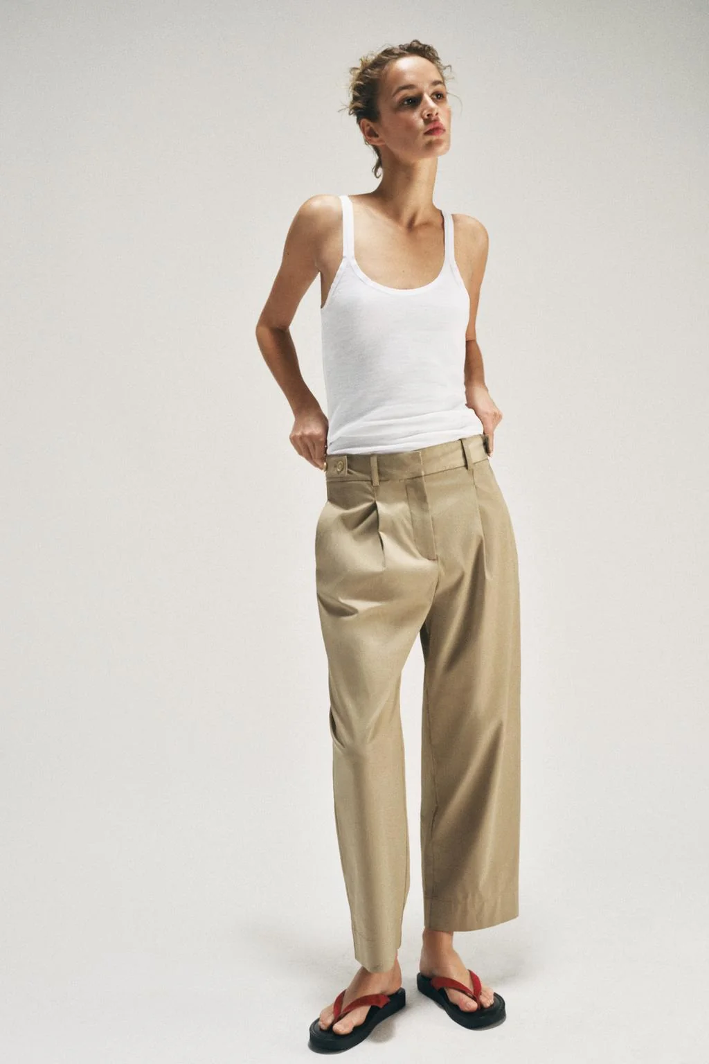 Брюки с низкой посадкой и боковыми петлями для пояса — Пиджачный