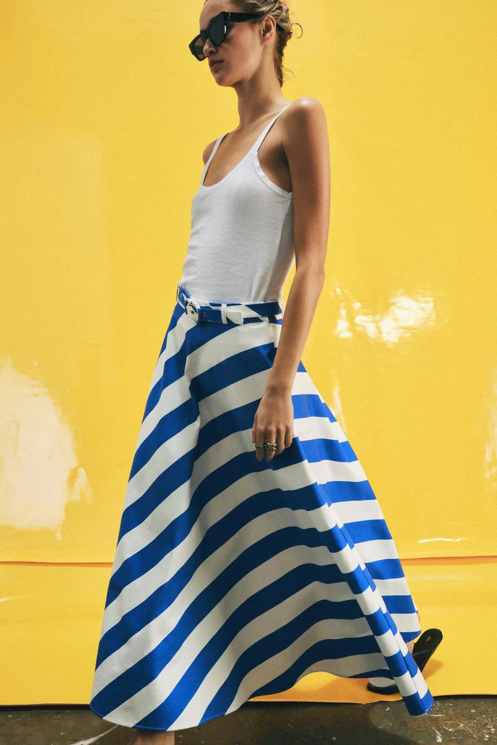 Полосатая юбка миди с поясом