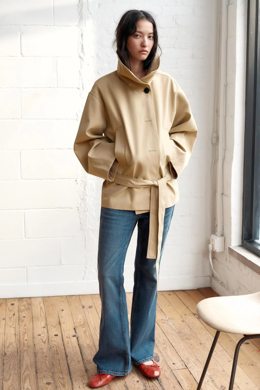 Короткий тренч с поясом