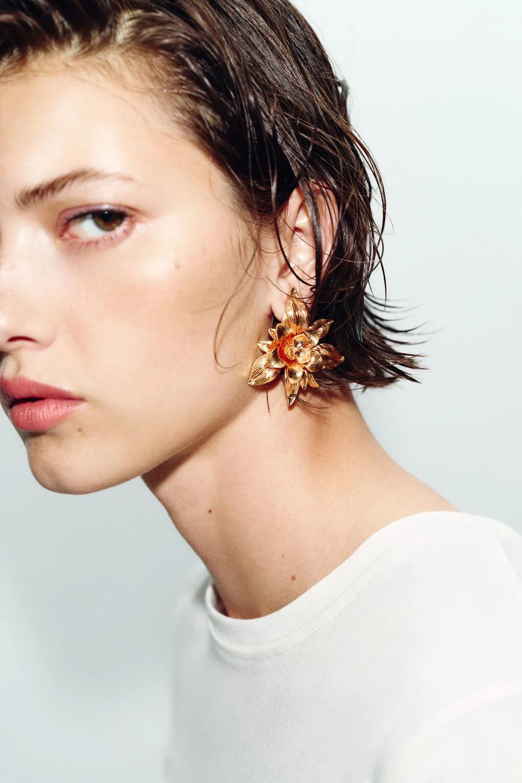 Серьги с тиснёным цветком и пуговицей