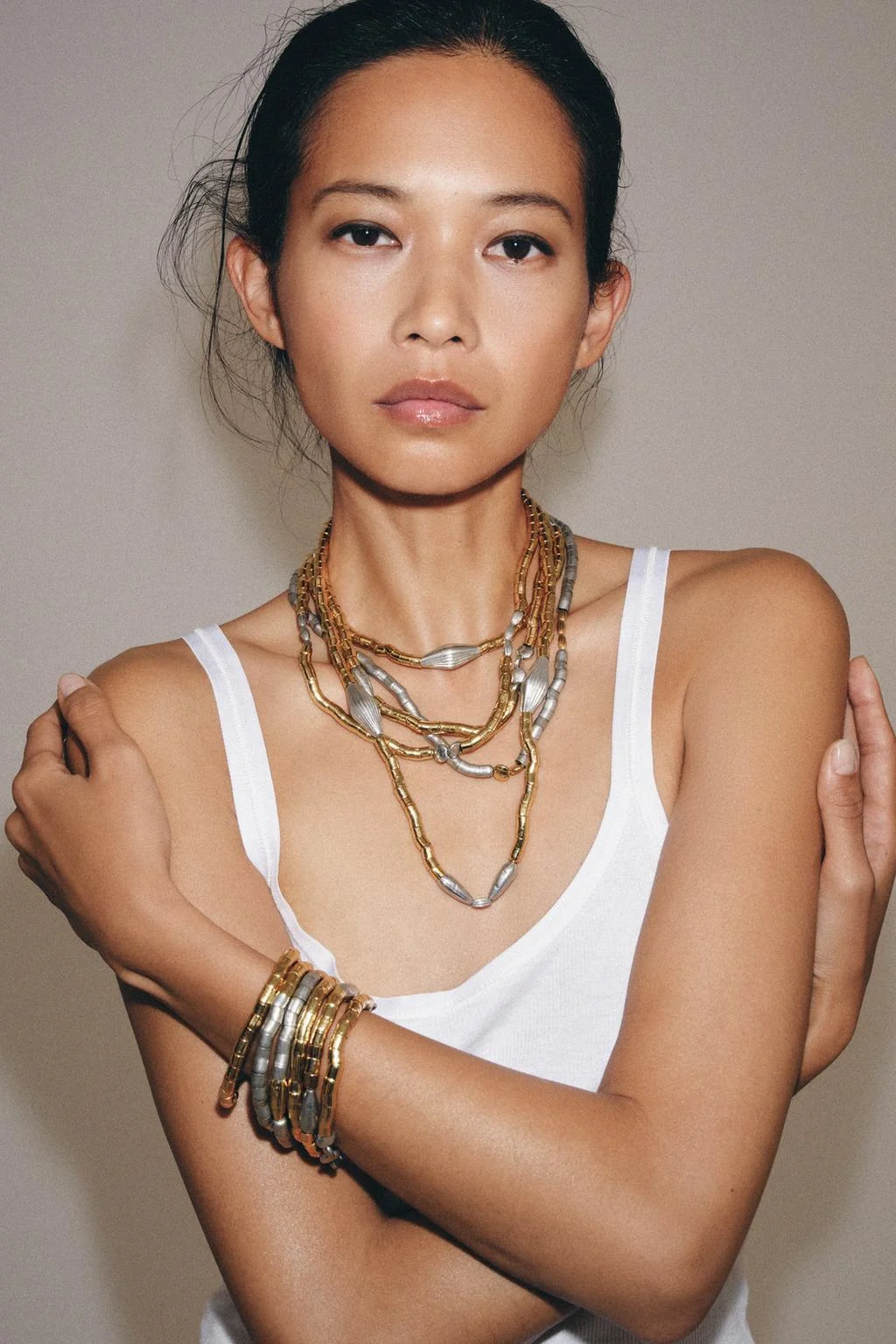 Колье с контрастной металлической деталью