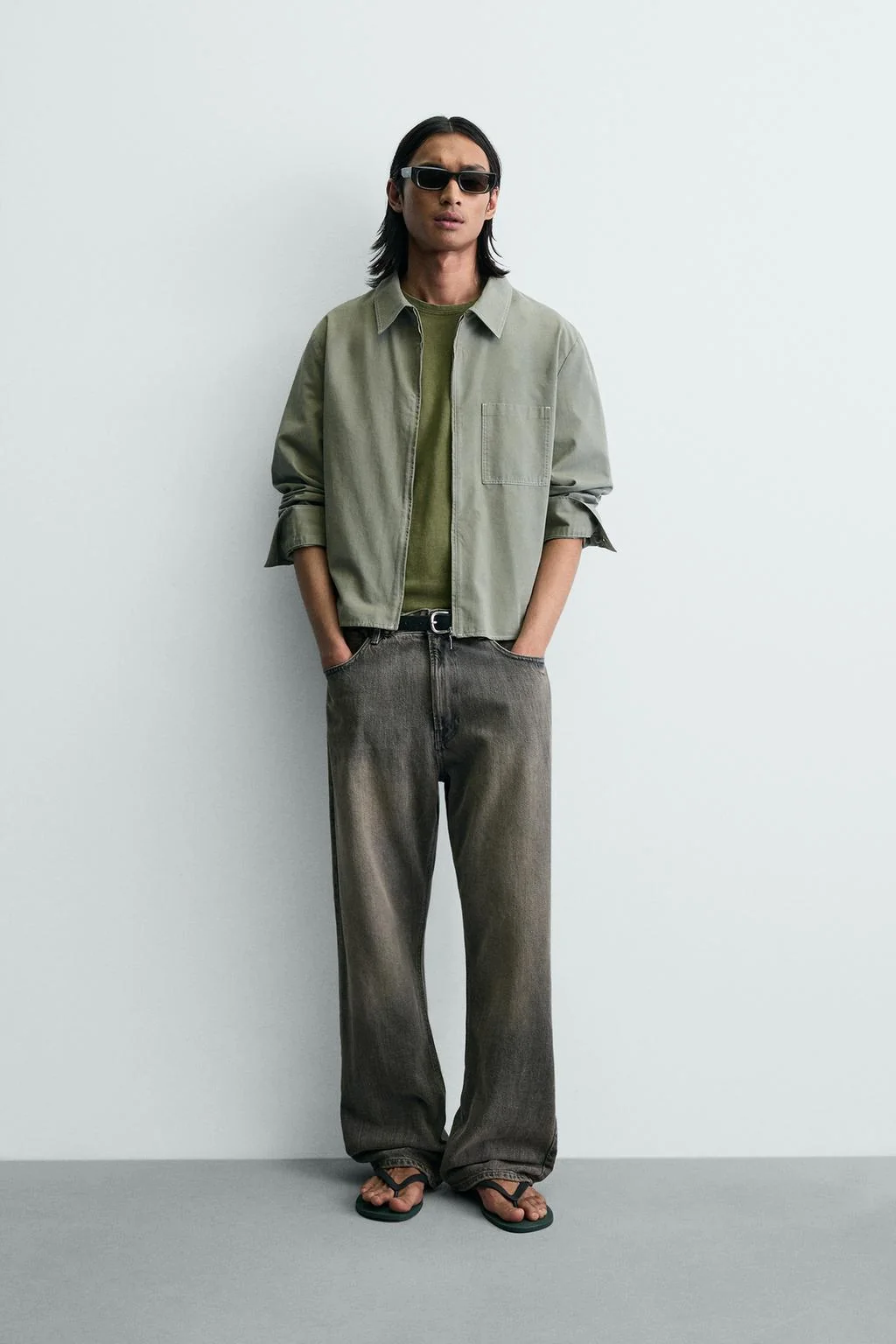 Верхняя рубашка укороченного кроя на молнии — Надетая рубашка