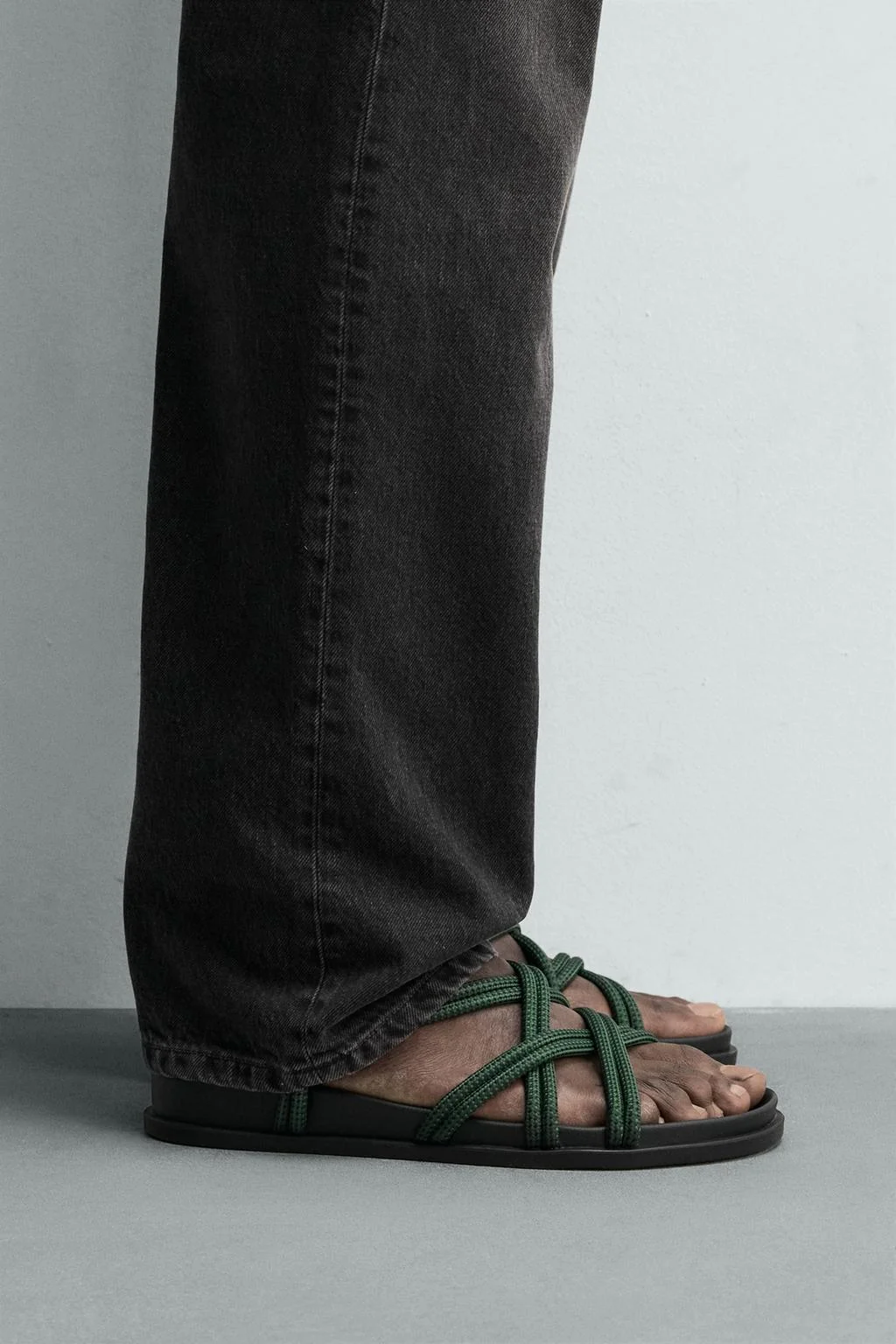 Сандалии с контрастными лямками — Обувь