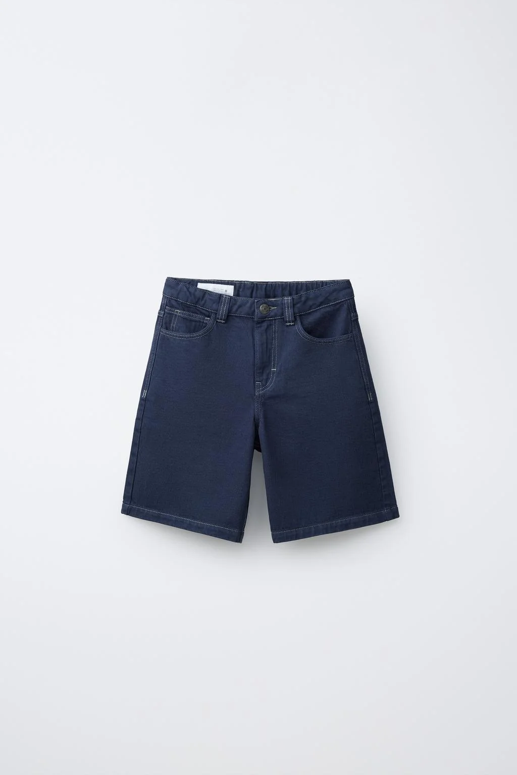 Шорты-бермуды с контрастной строчкой