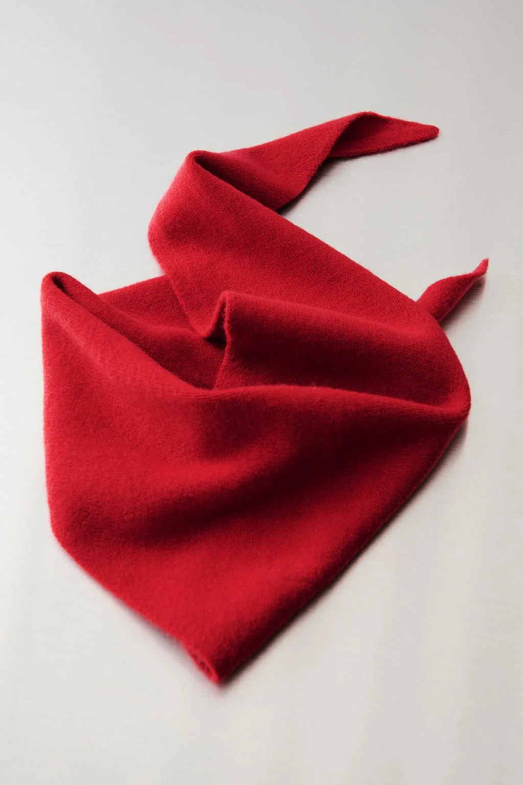 Тонкотрикотажный треугольный шарф