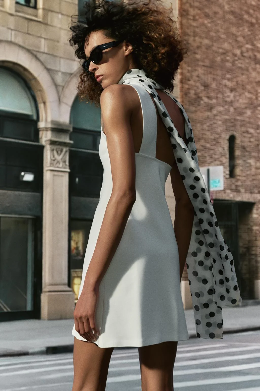 Платье с кройкой халтер и платком в горошек — Галстуки | шарфы