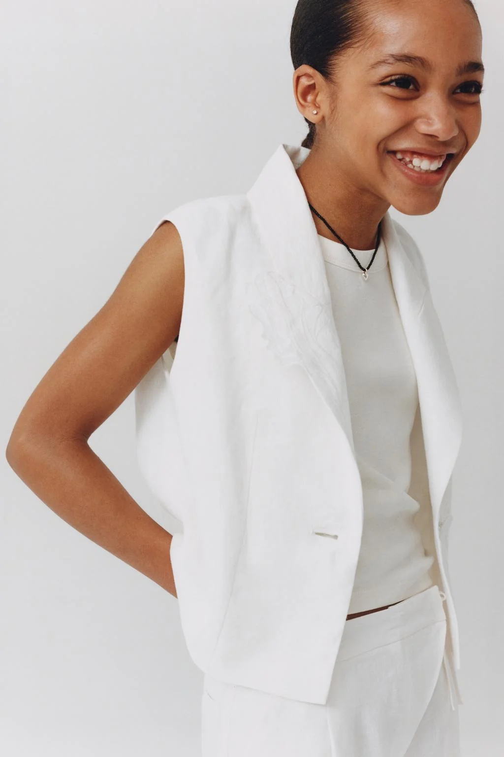 FLORAL EMBROIDERED 100% LINEN WAISTCOAT