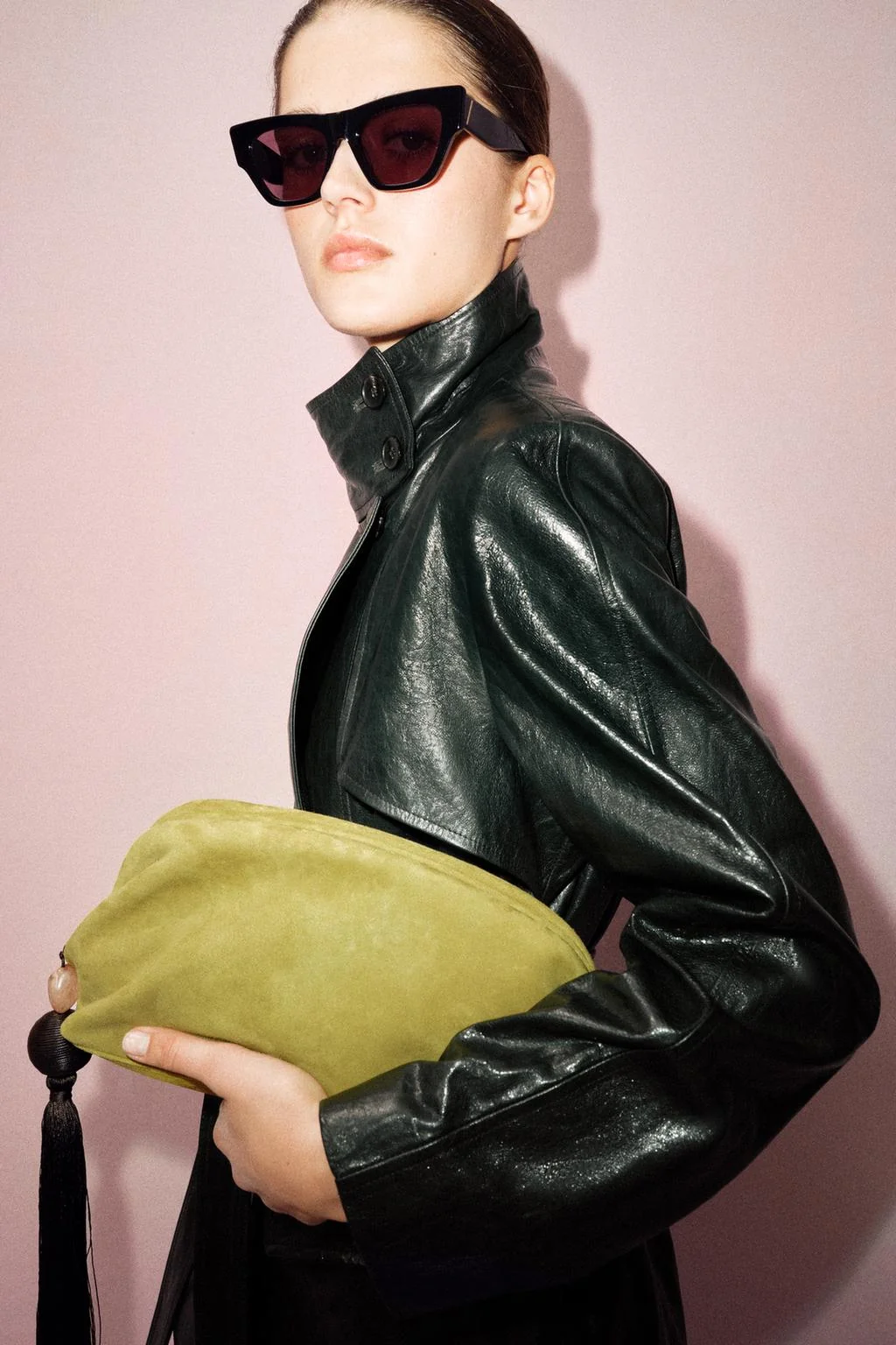 Клатч из кожи с кисточкой