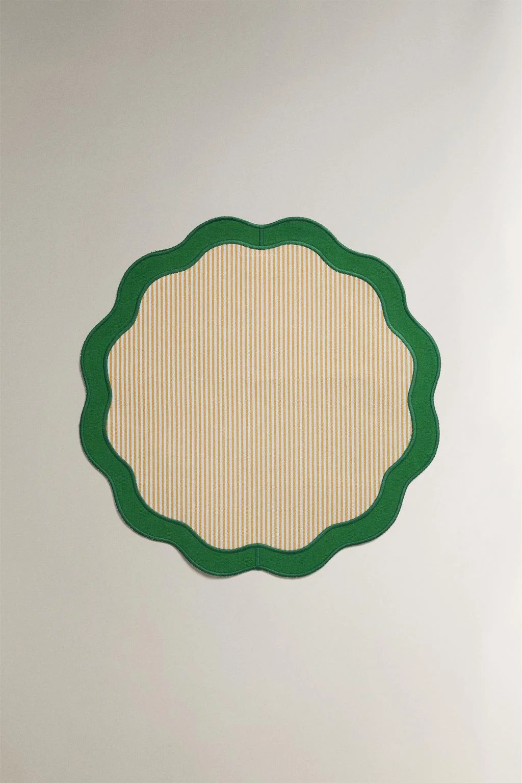 ПОЛОСАТАЯ САЛФЕТКА С ФЕСТОНЧАТЫМ КРАЕМ