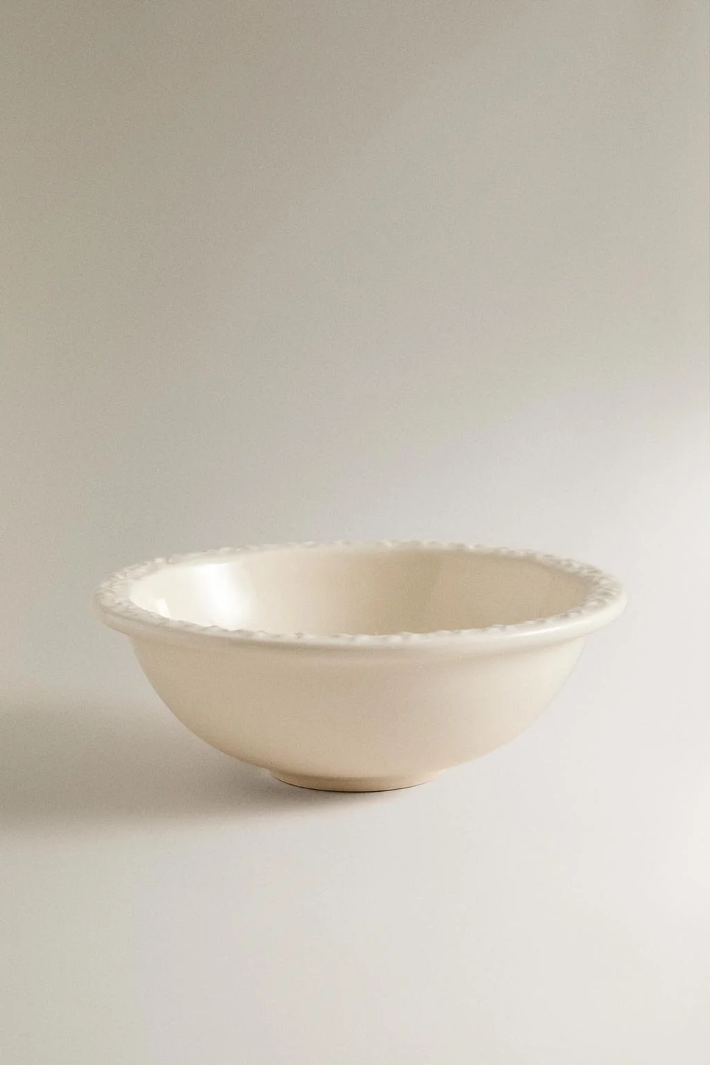 Миска из керамики с рельефным краем — Тарелки