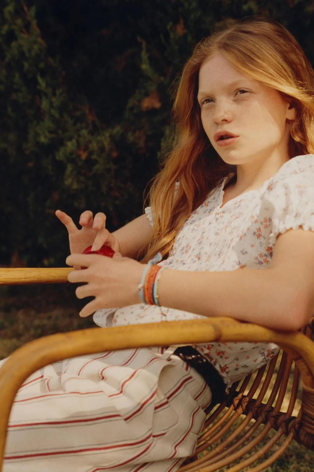 Блуза в цветочек с кружевной окантовкой