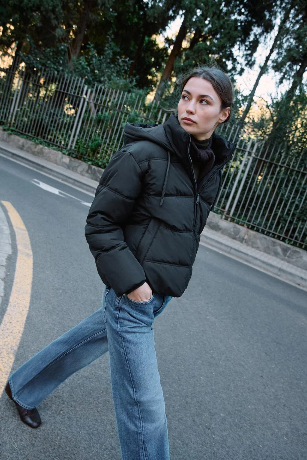 Короткая куртка-анорак с капюшоном, отталкивающая воду и ветер