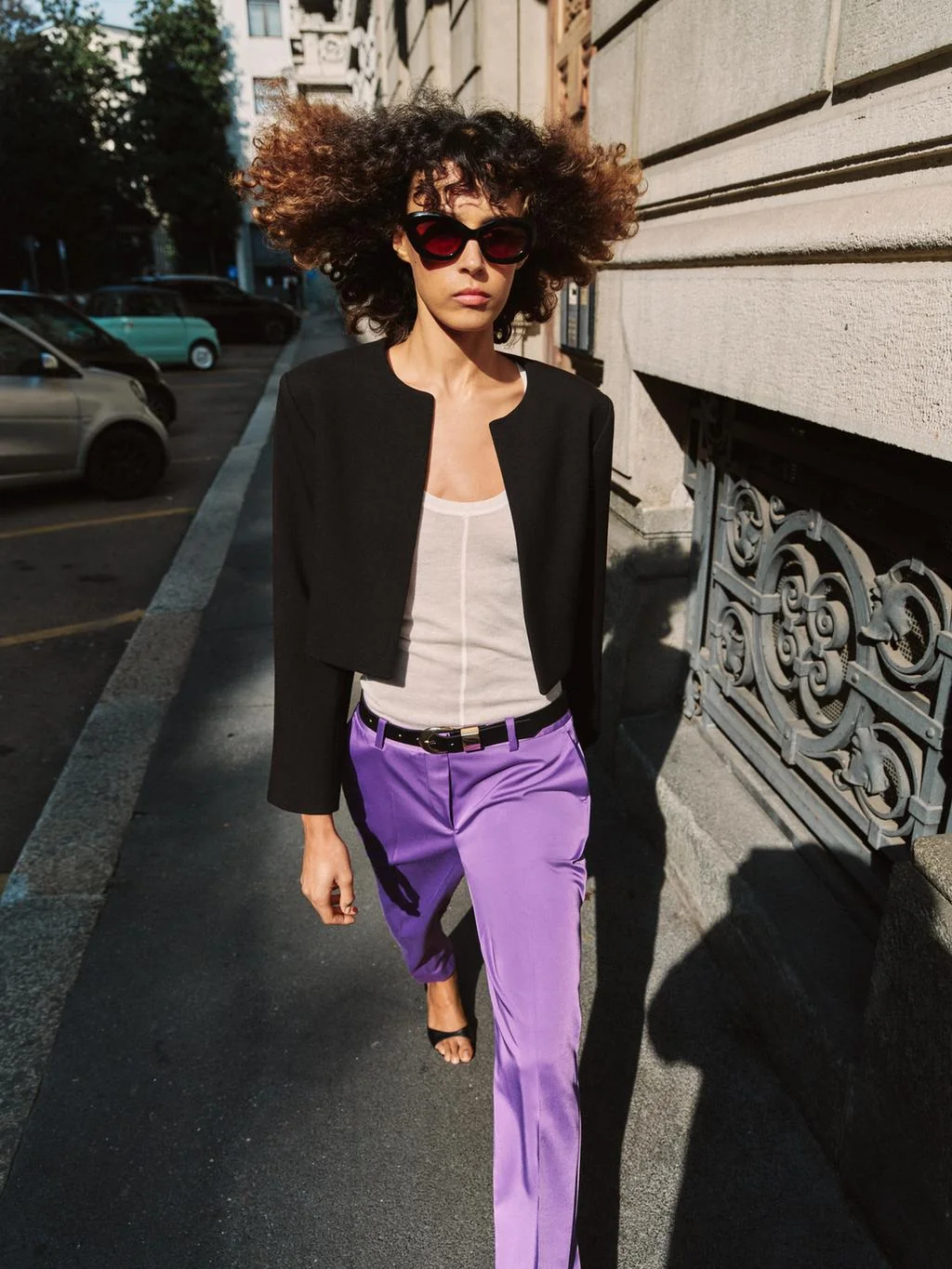 Короткий пиджак с накладками на плечах