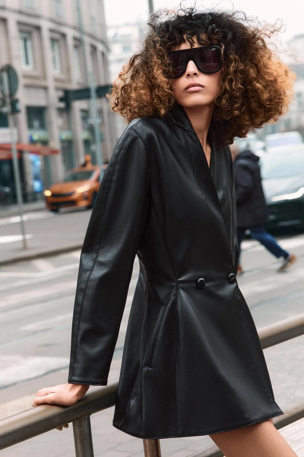 Приталенный пиджак из кожи-эффект — Чёрный