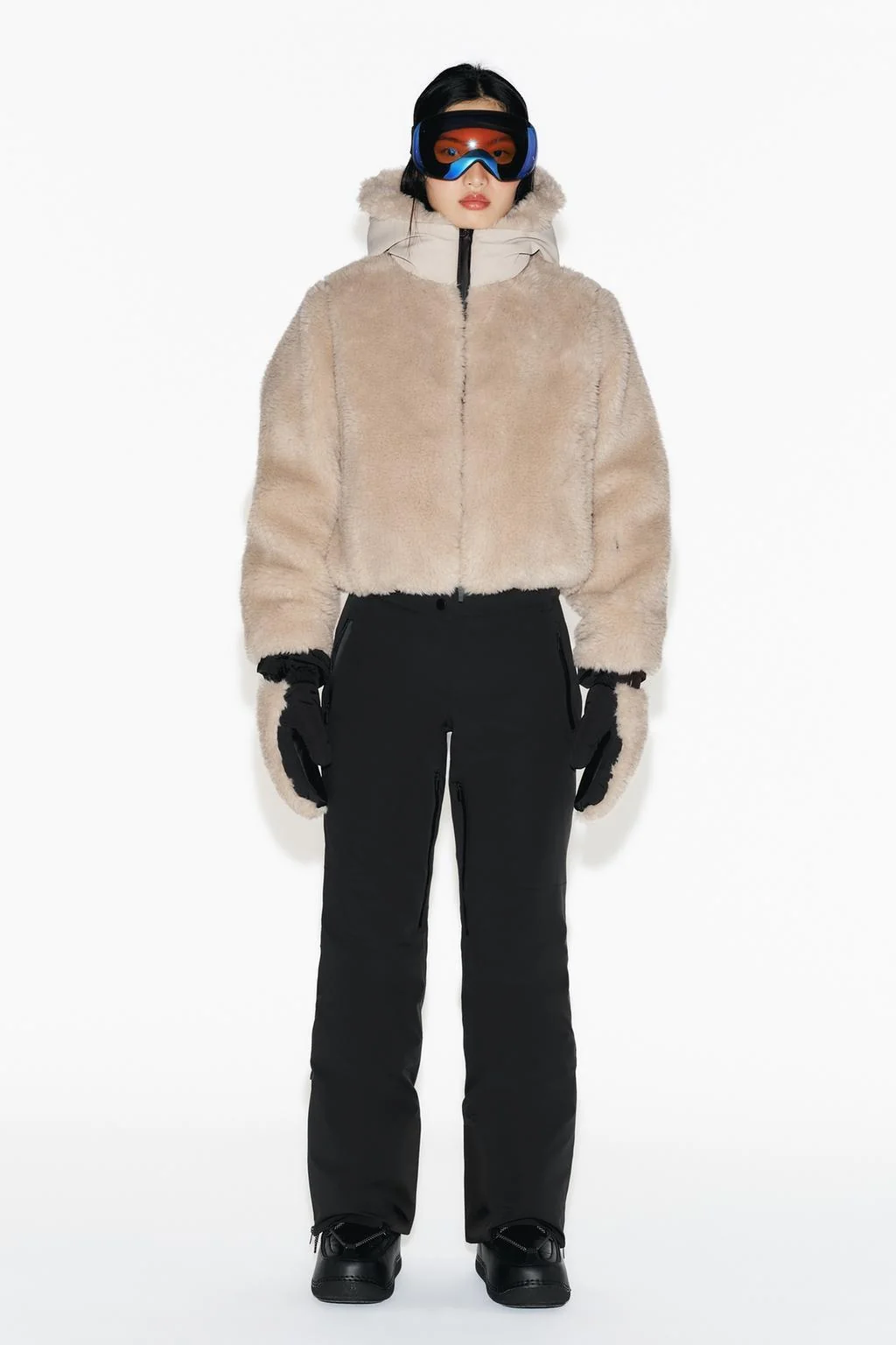 Короткое пальто из искусственного меха с капюшоном с технол…