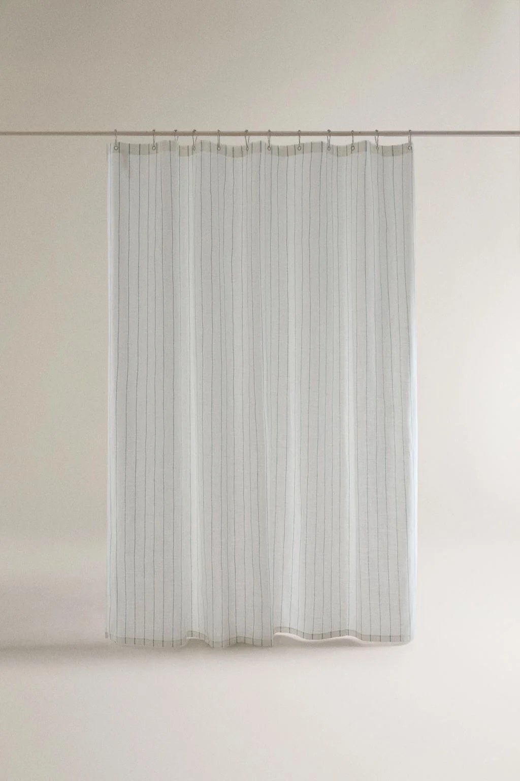SHOWER CURTAIN WITH THIN STRIPES