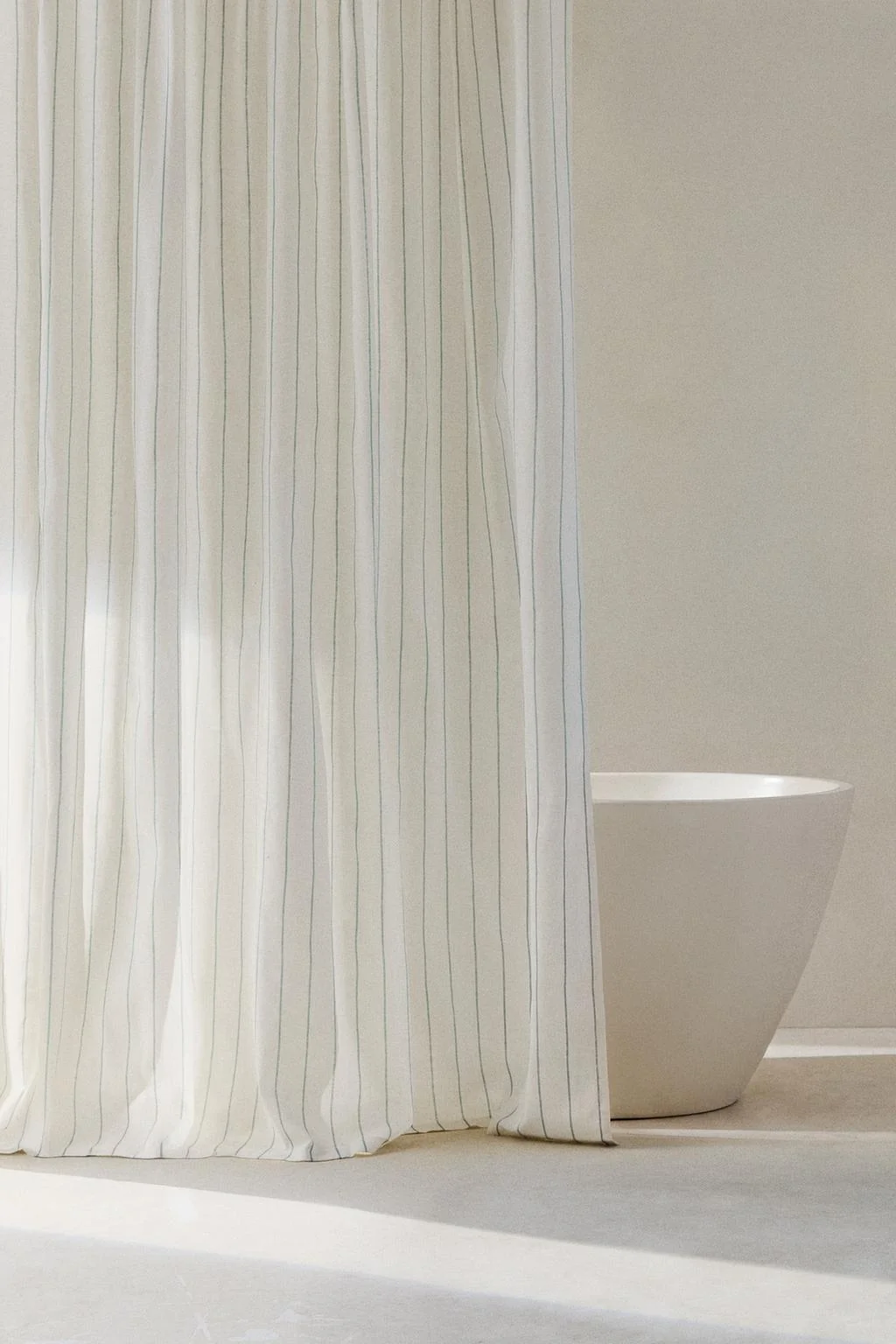 SHOWER CURTAIN WITH THIN STRIPES