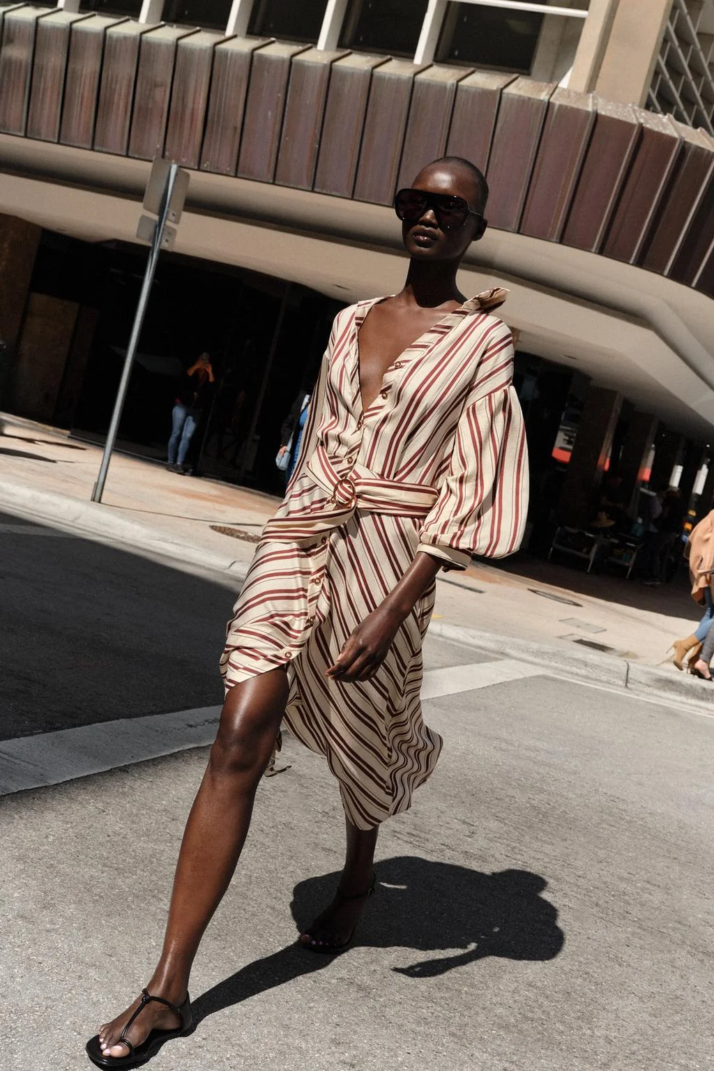 Миди-платье в полоску с поясом