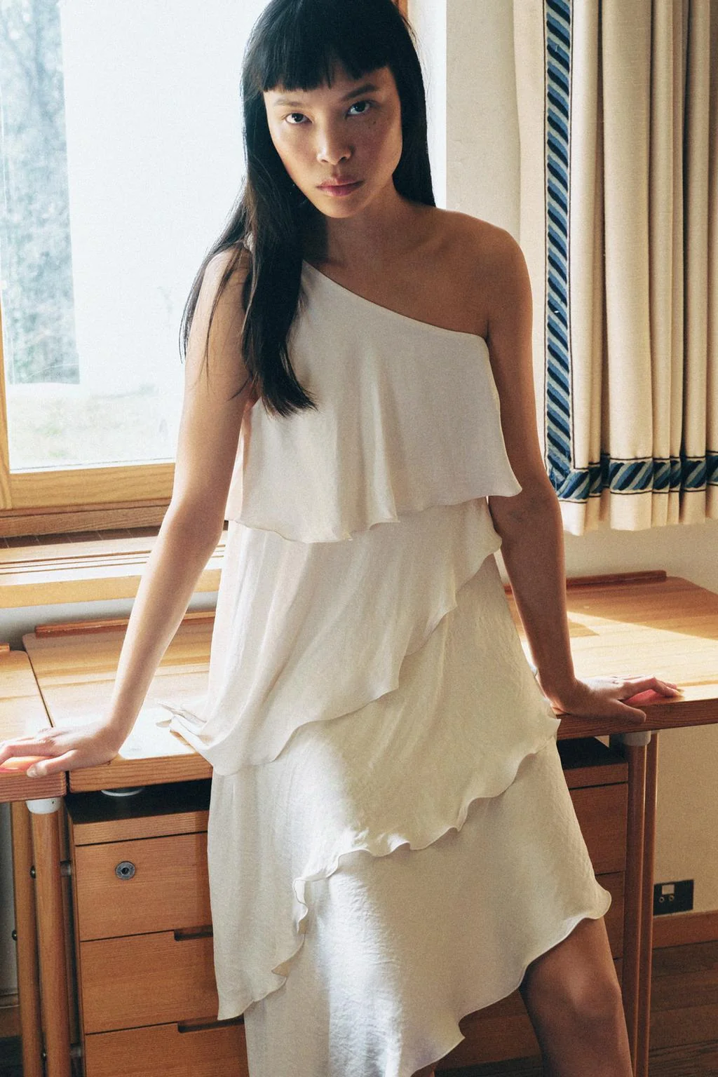 Платье с оборками и узлом