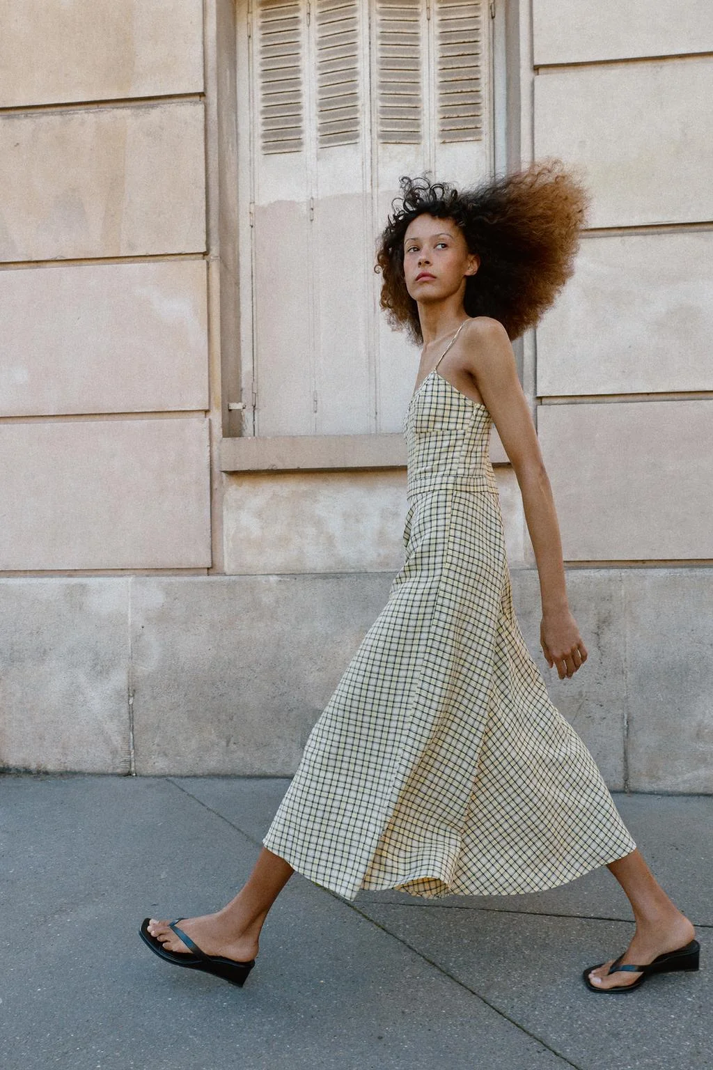 Платье миди в клетку на бретелях