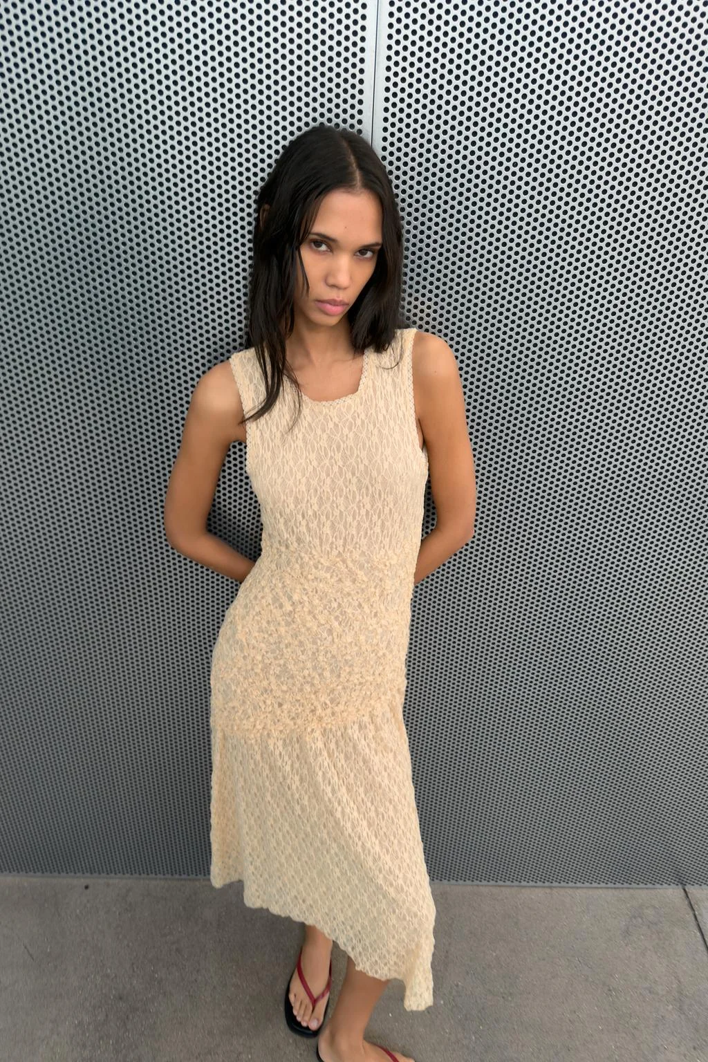 Миди-платье с кружевом и сборками