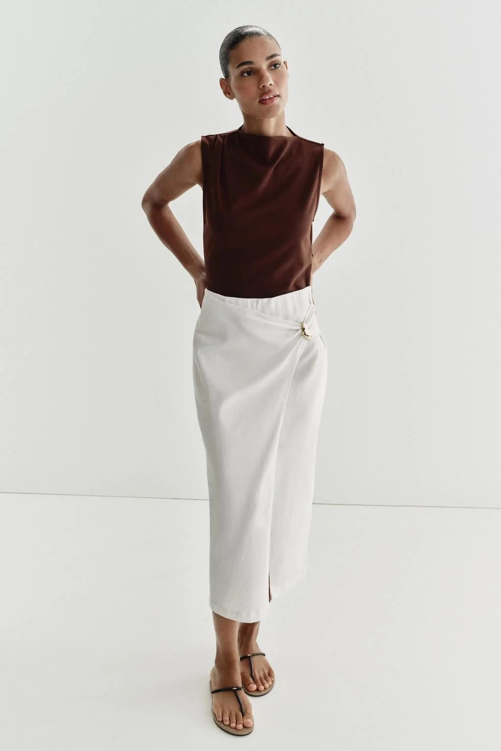 Миди-платье с контрастной отделкой и фурнитурой