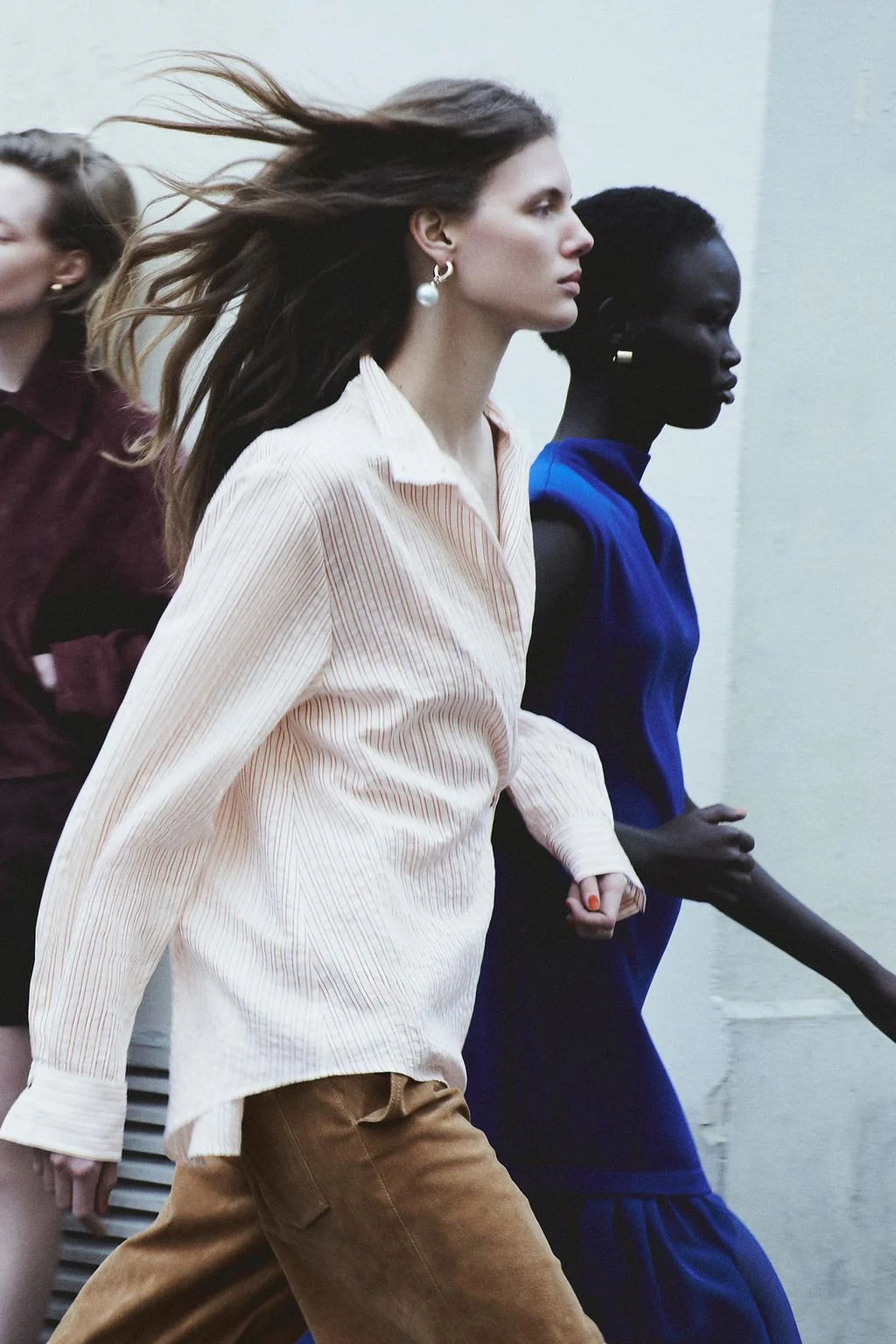 Миди-платье с деталями в тон