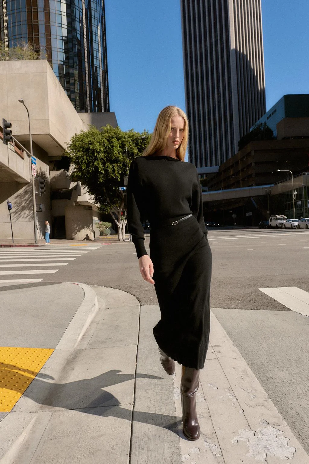 Платье миди с поясом — Трикотаж